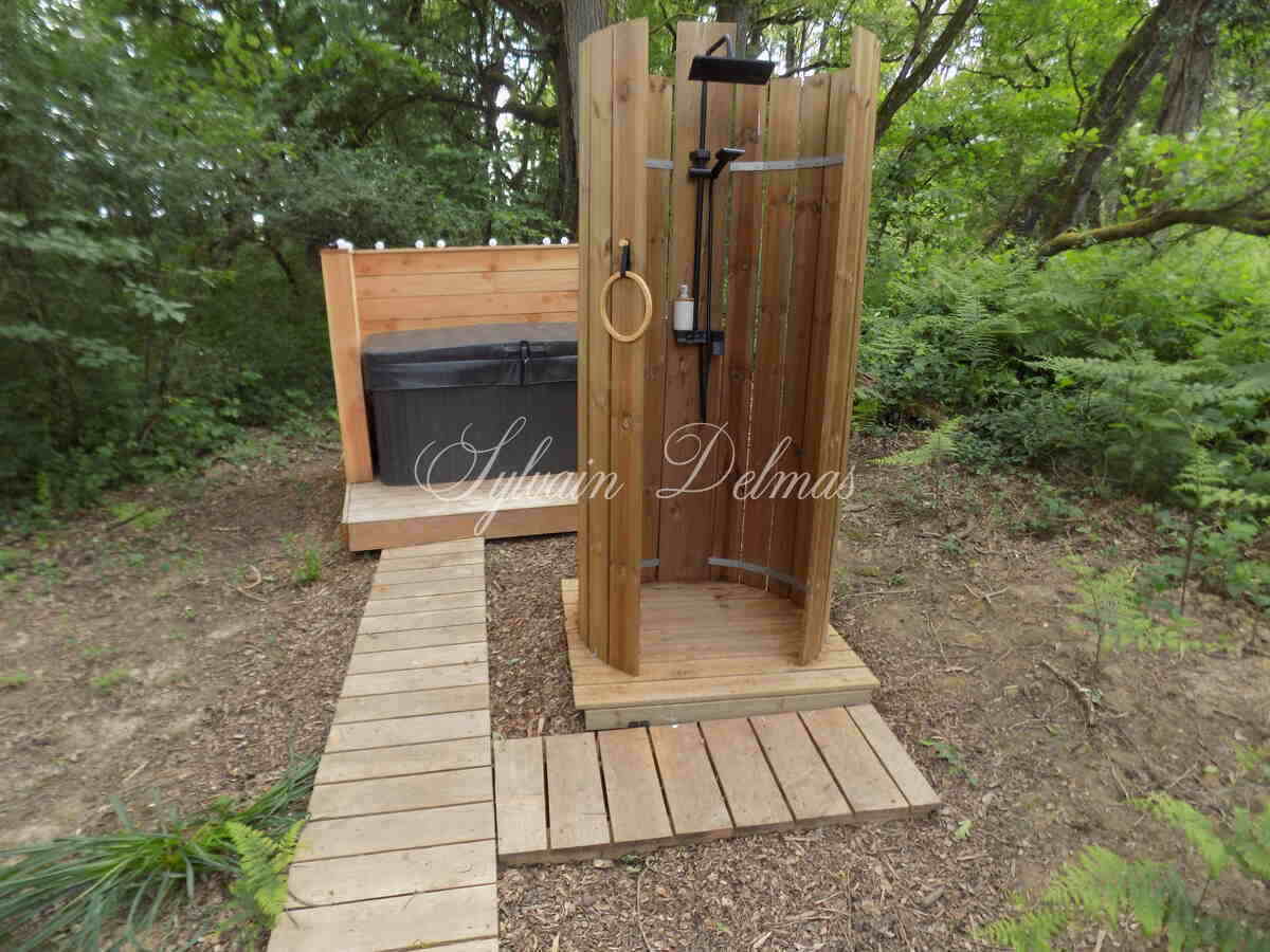 Opportunité d'affaires exceptionnelle : domaine de 24 hectares comprenant 15 hectares d'étangs, parfait pour divers projets touristiques et commerciaux. Avec une activité de location de tentes glamping en pleine expansion.