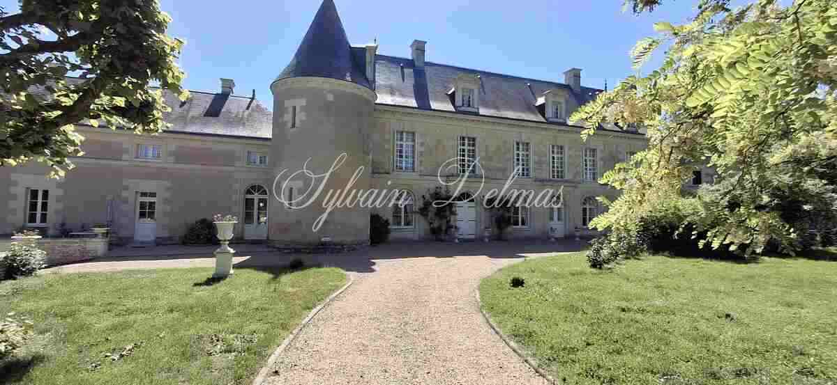 Rare propriété de 110 ha d’un seul tenant comprenant un château du XIX -ème dans un état impeccable dans un parc emmuré de 5ha.