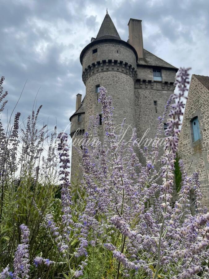 Splendide Château Médiéval Classé – Creuse (23) Situé dans un cadre préservé au cœur de la France