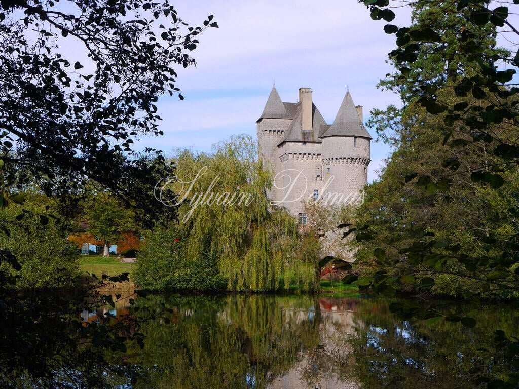 Splendide Château Médiéval Classé – Creuse (23) Situé dans un cadre préservé au cœur de la France