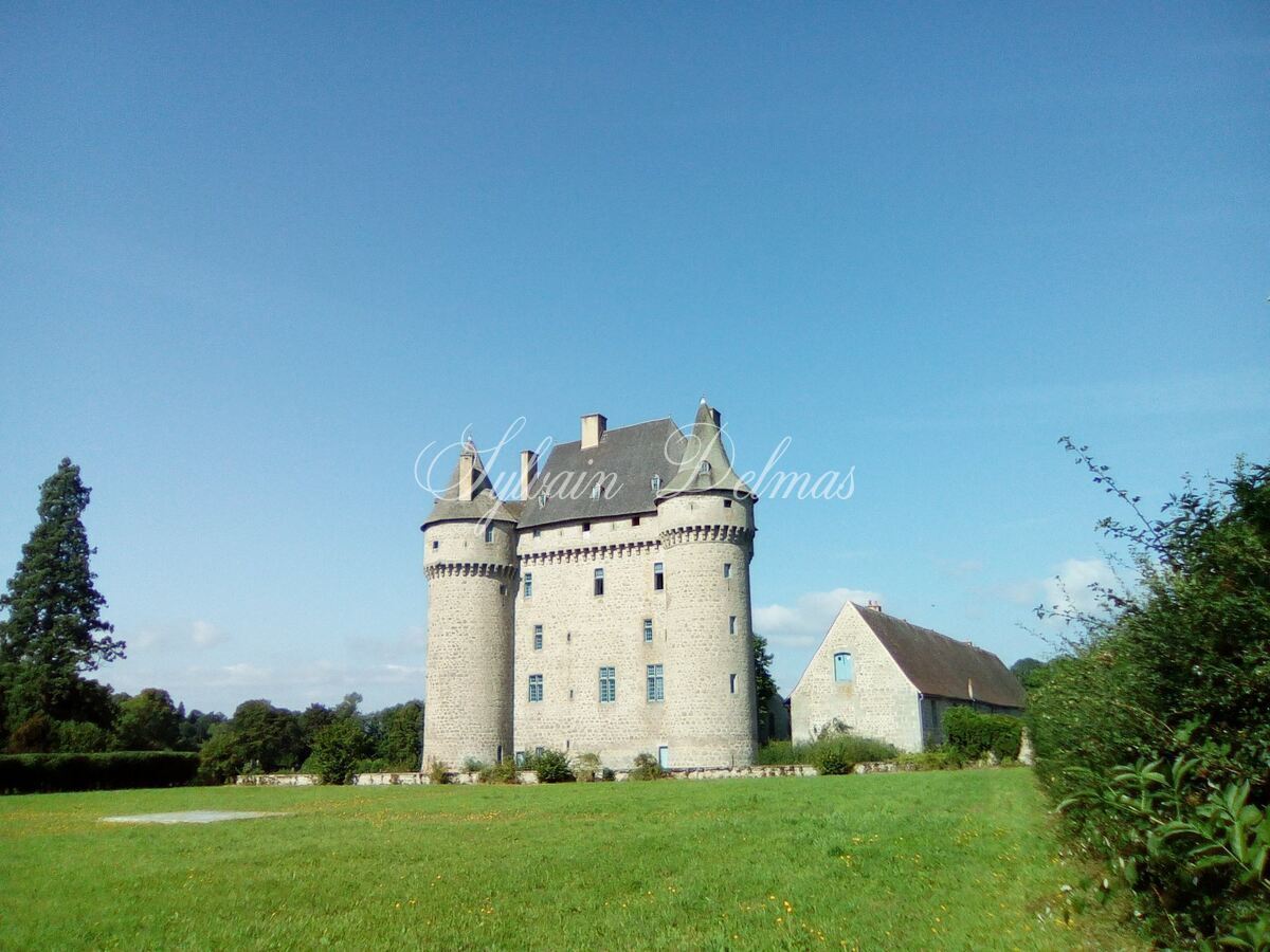 Splendide Château Médiéval Classé – Creuse (23) Situé dans un cadre préservé au cœur de la France