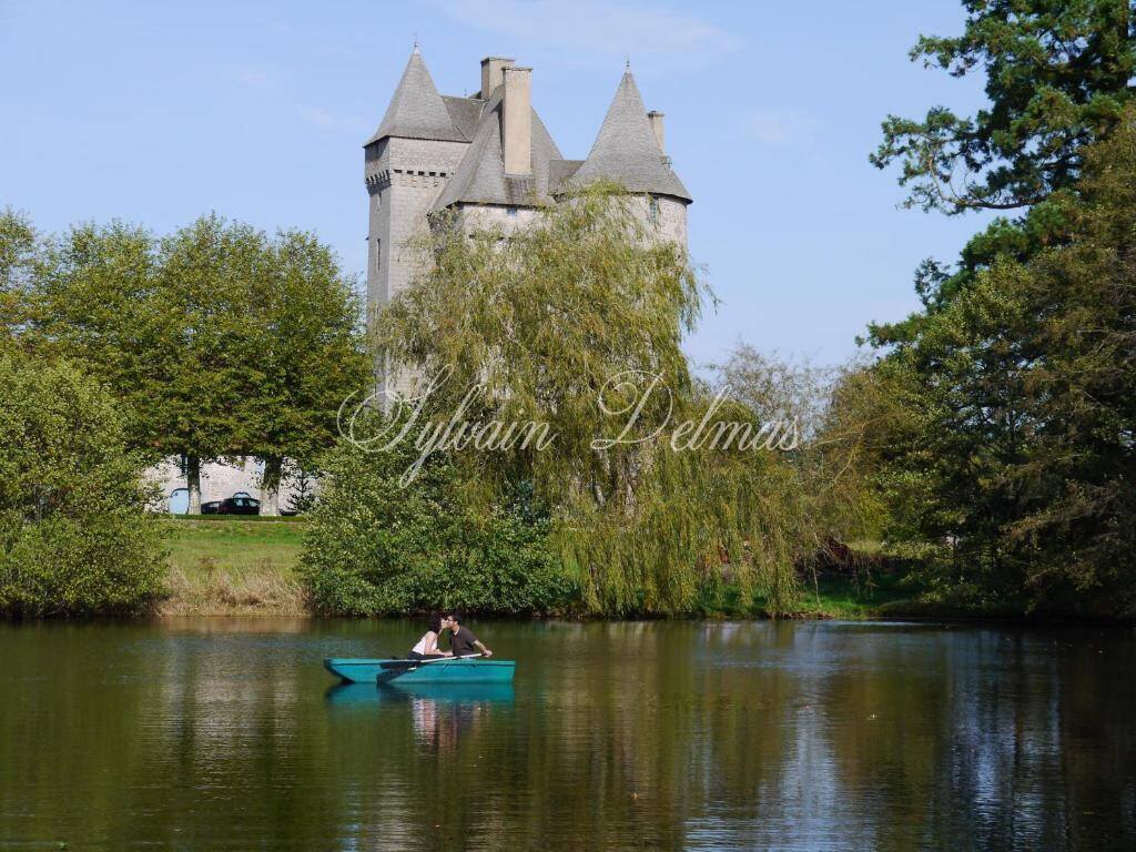 Splendide Château Médiéval Classé – Creuse (23) Situé dans un cadre préservé au cœur de la France