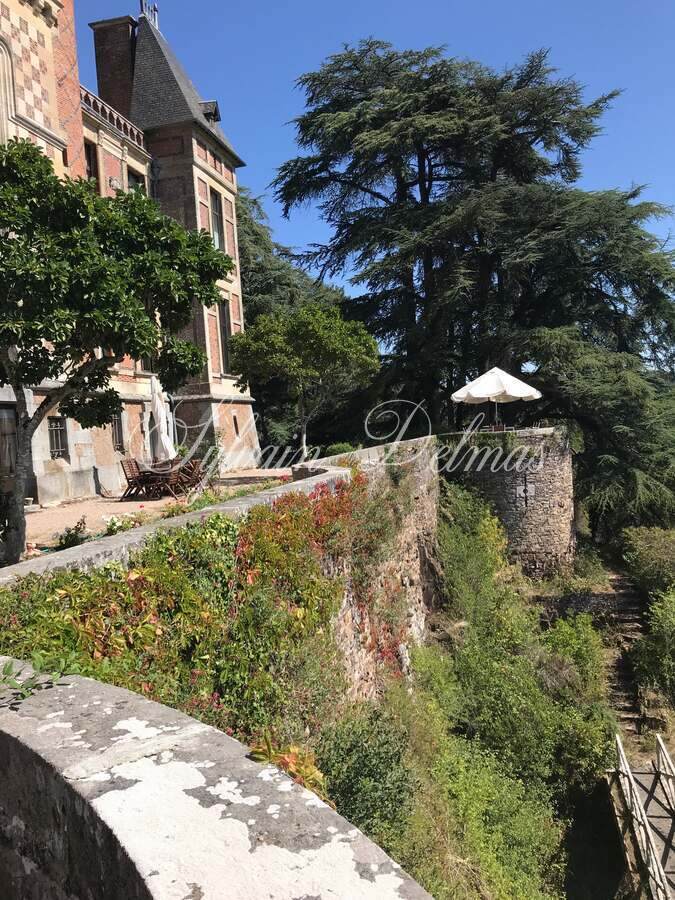 Majestueux château de style Renaissance perché sur un rocher en Suisse Normande.