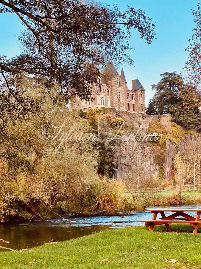 Majestueux château de style Renaissance perché sur un rocher en Suisse Normande.
