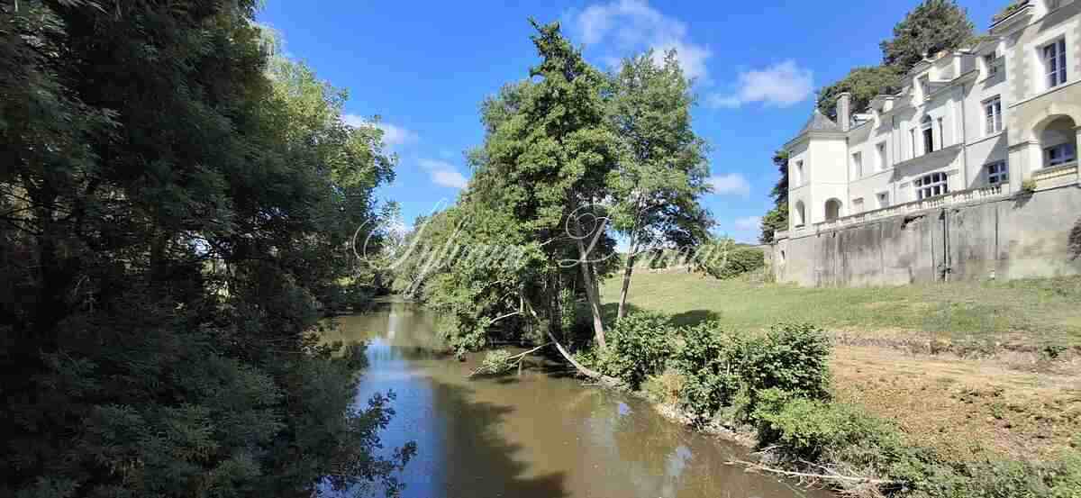 Châteaux du XIX eme entièrement rénovée surplombant une charmante rivière, proche de Chambord et Blois.