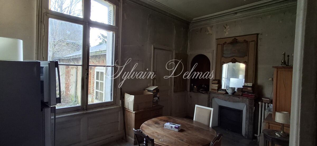 Rénovez cette maison de 143 m2 avec dépendances et deux jardins dans Tours.