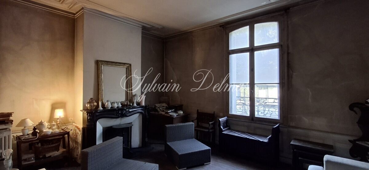 Rénovez cette maison de 143 m2 avec dépendances et deux jardins dans Tours.