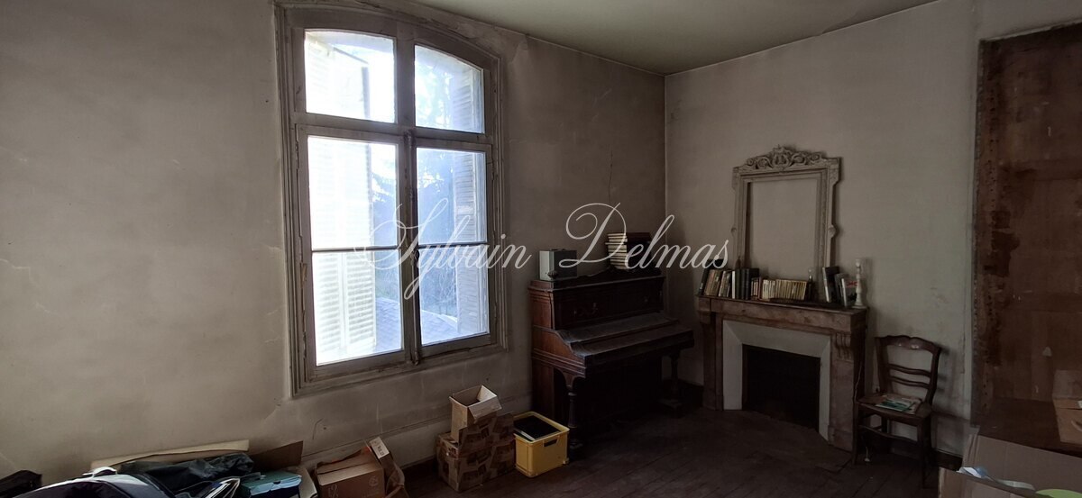 Rénovez cette maison de 143 m2 avec dépendances et deux jardins dans Tours.