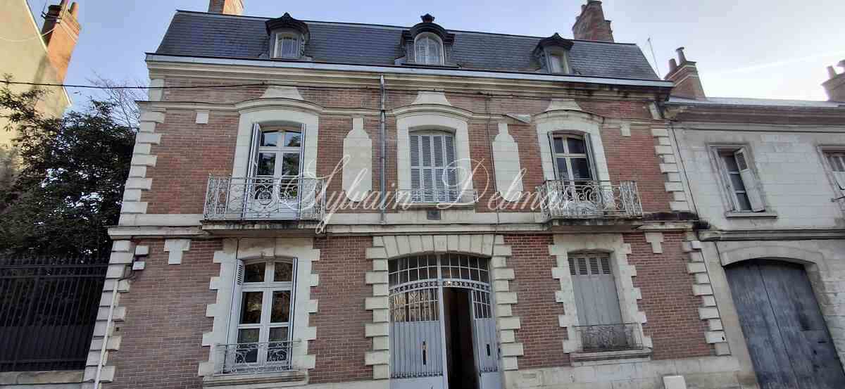 Rénovez cette maison de 143 m2 avec dépendances et deux jardins dans Tours.