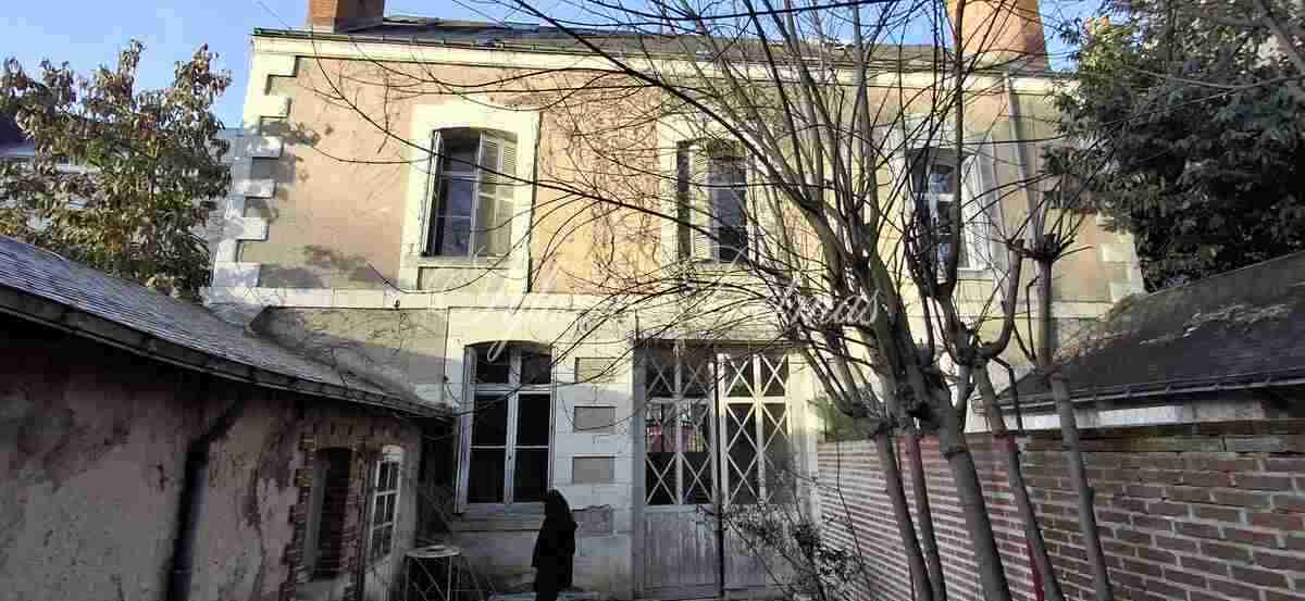 Rénovez cette maison de 143 m2 avec dépendances et deux jardins dans Tours.