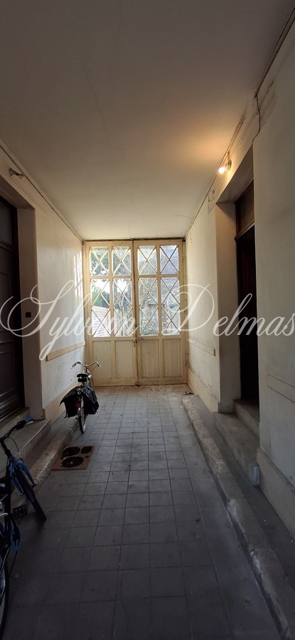 Rénovez cette maison de 143 m2 avec dépendances et deux jardins dans Tours.