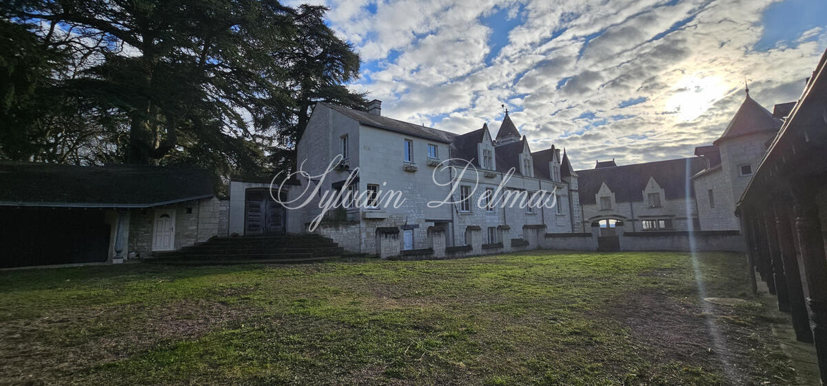 Propriété viticole — Château/vignoble d’appelation “Saumur” merveilleusement rénové pour recevoir des mariages et pour l’évènementiel.
