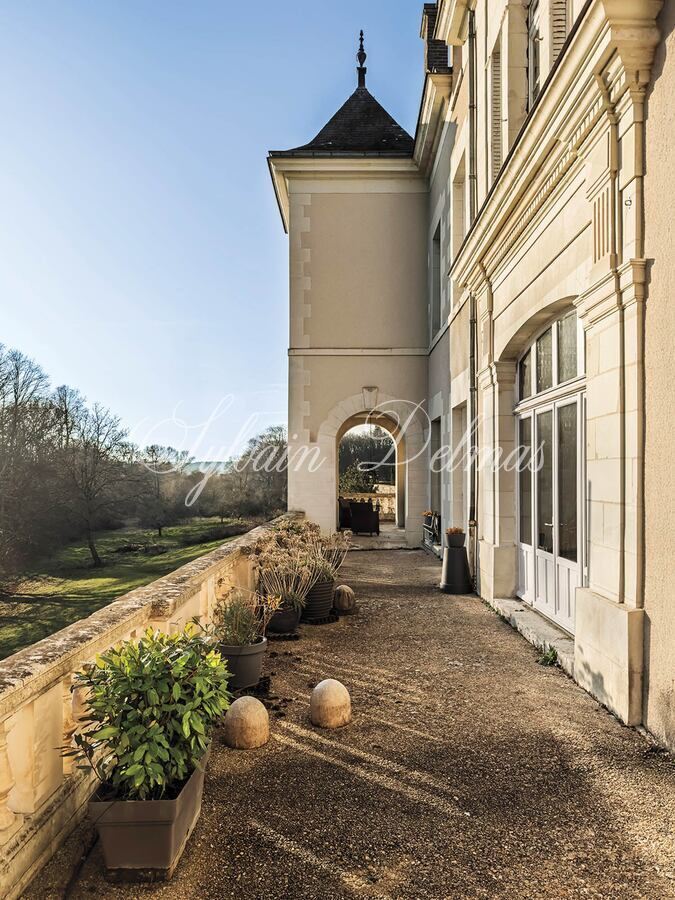 Châteaux du XIX eme entièrement rénovée surplombant une charmante rivière, proche de Chambord et Blois.