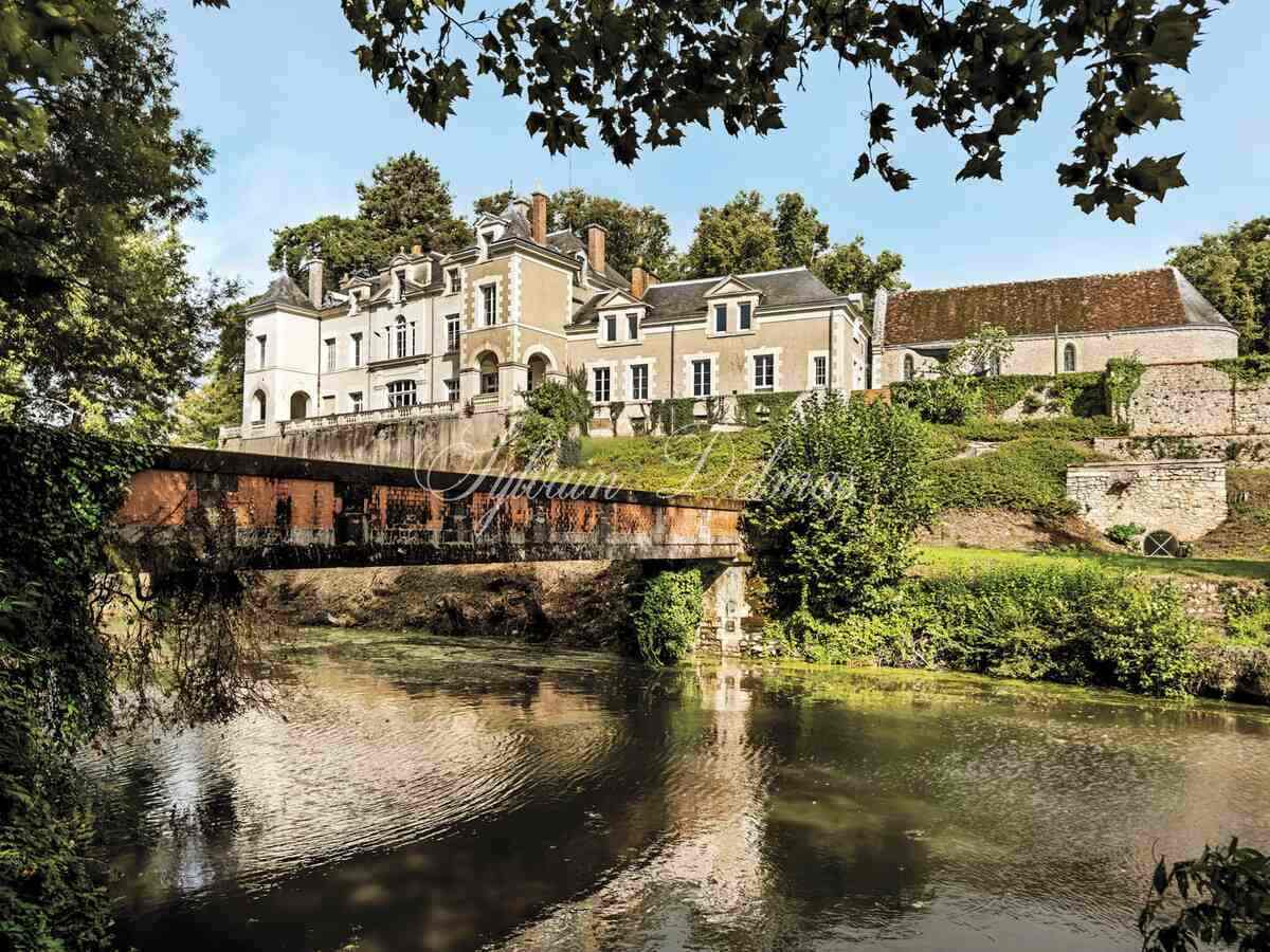 Châteaux du XIX eme entièrement rénovée surplombant une charmante rivière, proche de Chambord et Blois.