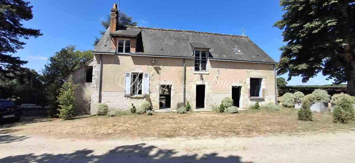 Châteaux du XIX eme entièrement rénovée surplombant une charmante rivière, proche de Chambord et Blois.
