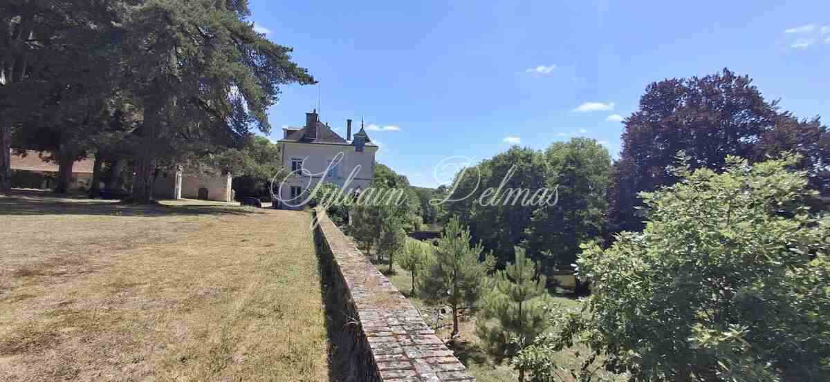 Châteaux du XIX eme entièrement rénovée surplombant une charmante rivière, proche de Chambord et Blois.