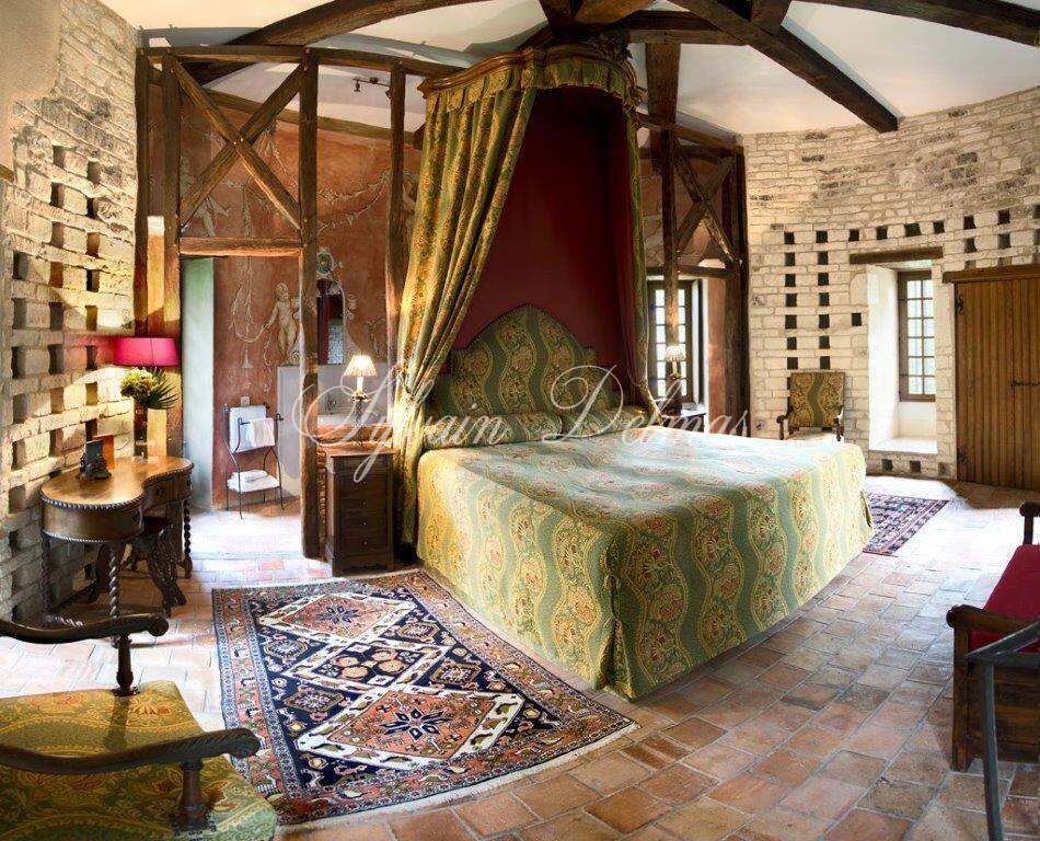 SOMPTUEUX CHÂTEAU DU XV DANS UN DOMAINE FORESTIER DE 96 HECTARES