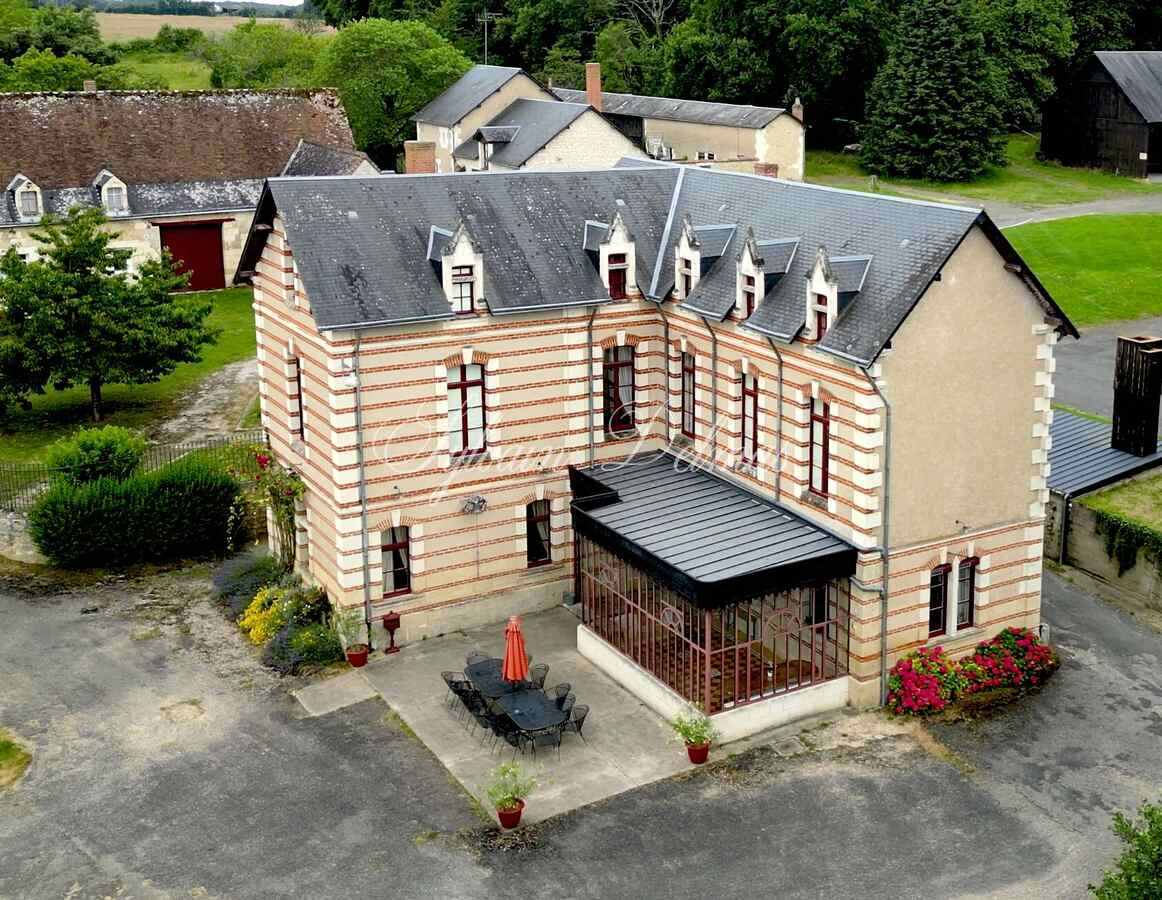 SOMPTUEUX CHÂTEAU DU XV DANS UN DOMAINE FORESTIER DE 96 HECTARES