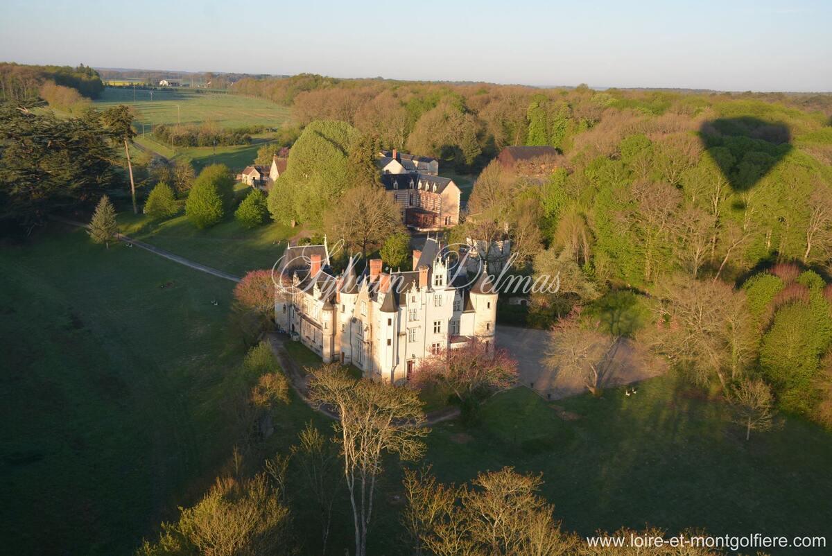 SOMPTUEUX CHÂTEAU DU XV DANS UN DOMAINE FORESTIER DE 96 HECTARES