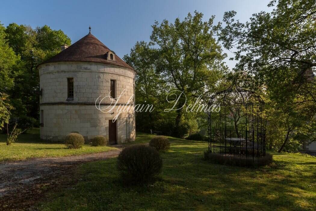 SOMPTUEUX CHÂTEAU DU XV DANS UN DOMAINE FORESTIER DE 96 HECTARES