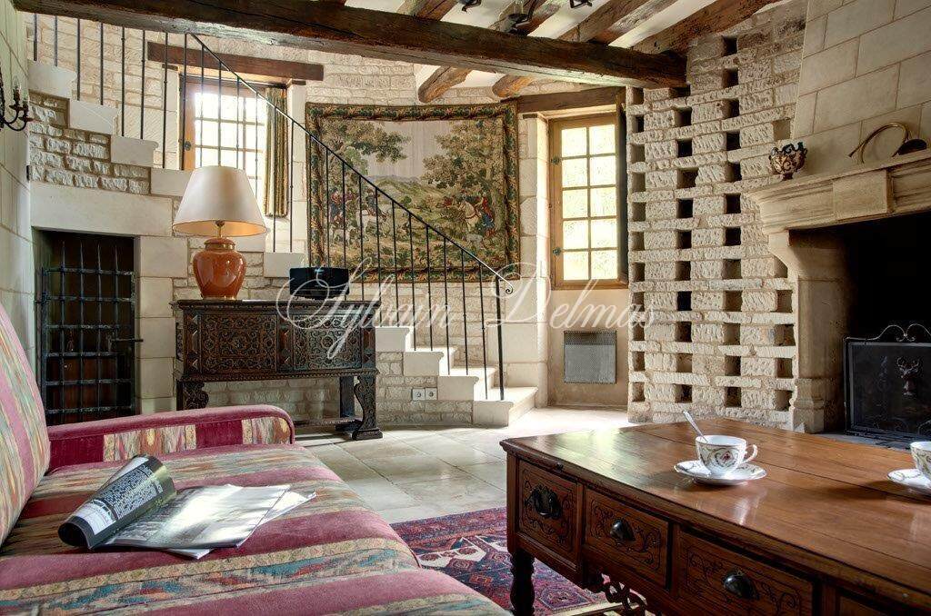 SOMPTUEUX CHÂTEAU DU XV DANS UN DOMAINE FORESTIER DE 96 HECTARES