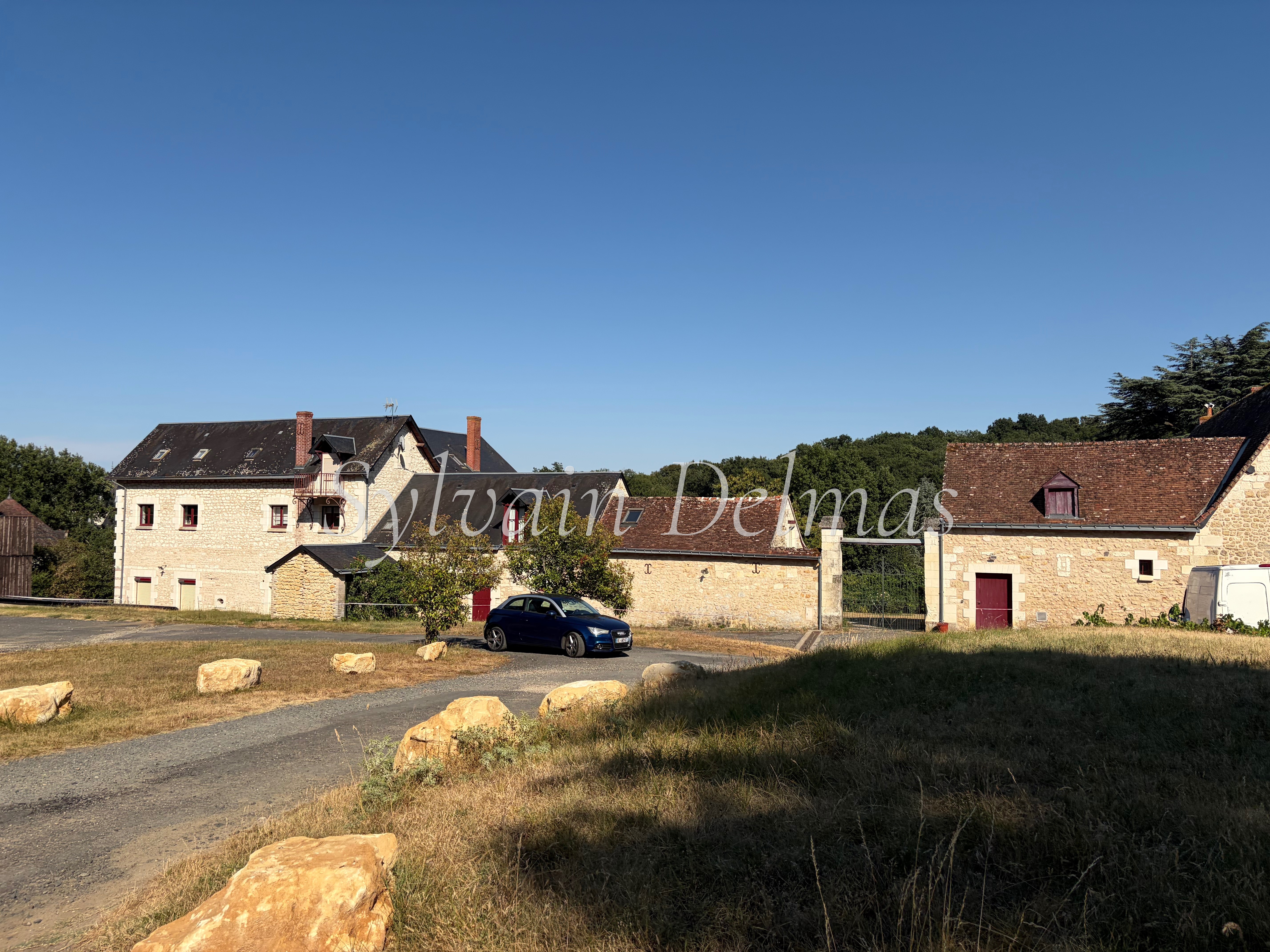 SOMPTUEUX CHÂTEAU DU XV DANS UN DOMAINE FORESTIER DE 96 HECTARES