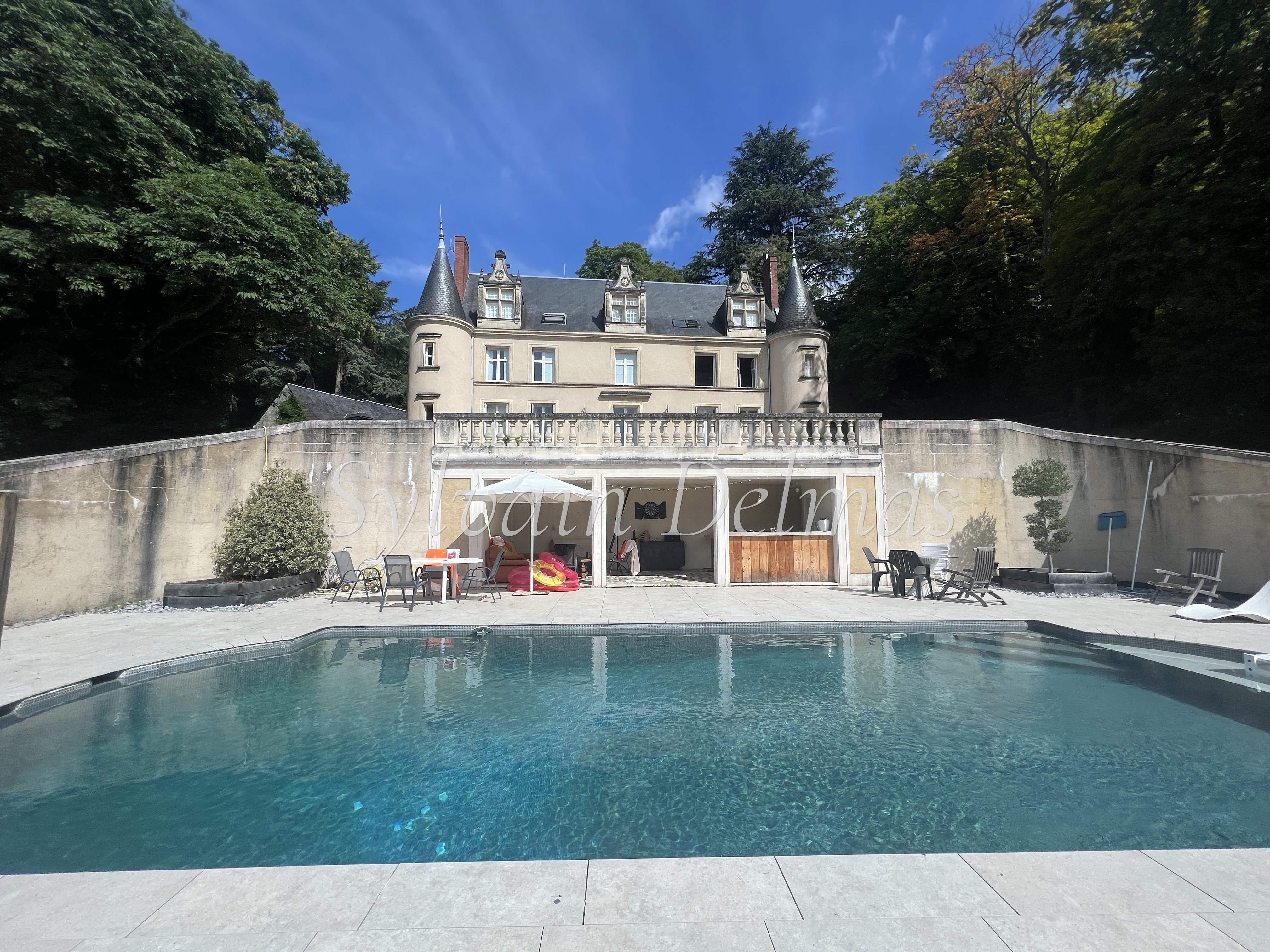 SUBLIME CHÂTEAU DU XV ET XIXème restauré