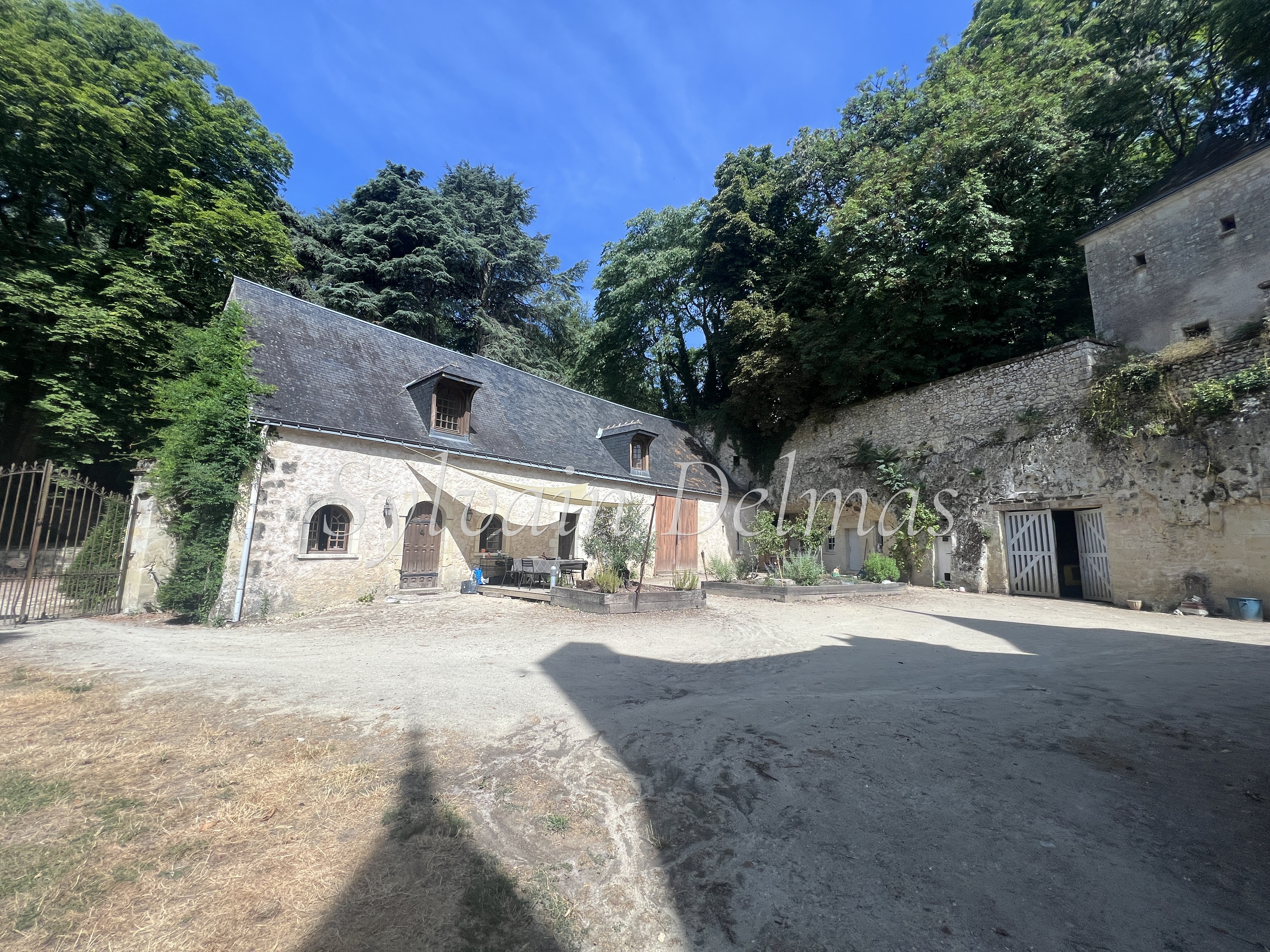 SUBLIME CHÂTEAU DU XV ET XIXème restauré